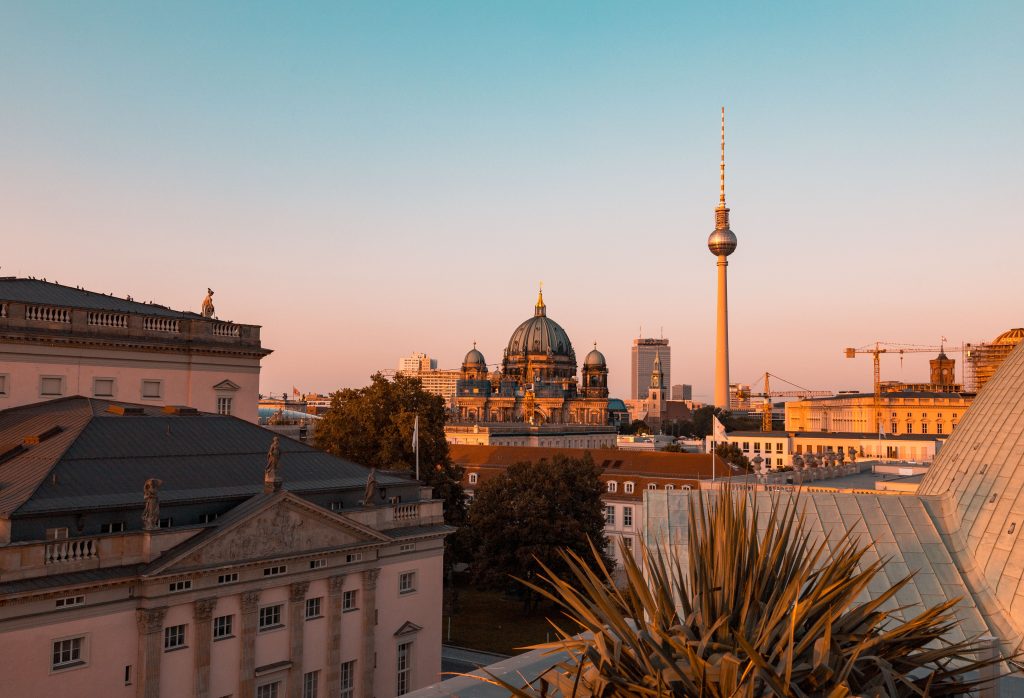 Sobre Nosotros A stunning view of Berlin's historic cityscape featuring the Berlin Cathedral and TV Tower at sunset.